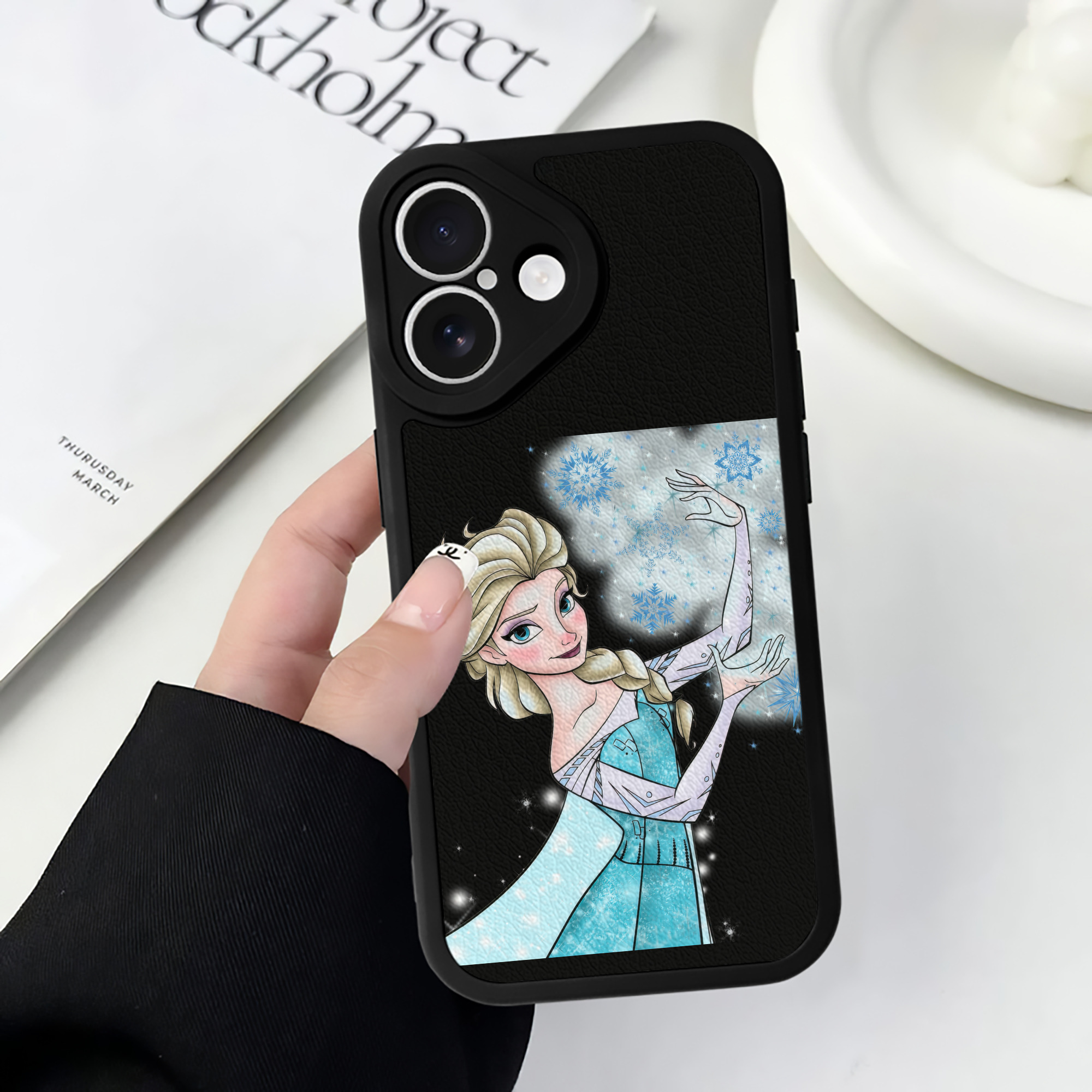 （画像用） アナと雪の女王 アンナ エルサ Frozen Anna Elsa 【iPhone 16シリーズ対応】シリコンスマホケース（レザー調） 材質：シリコン
